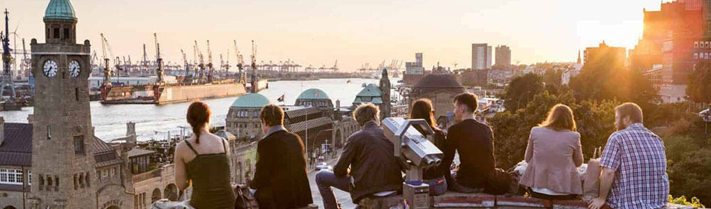 Hamburg Greeter with guests at the landing bridges