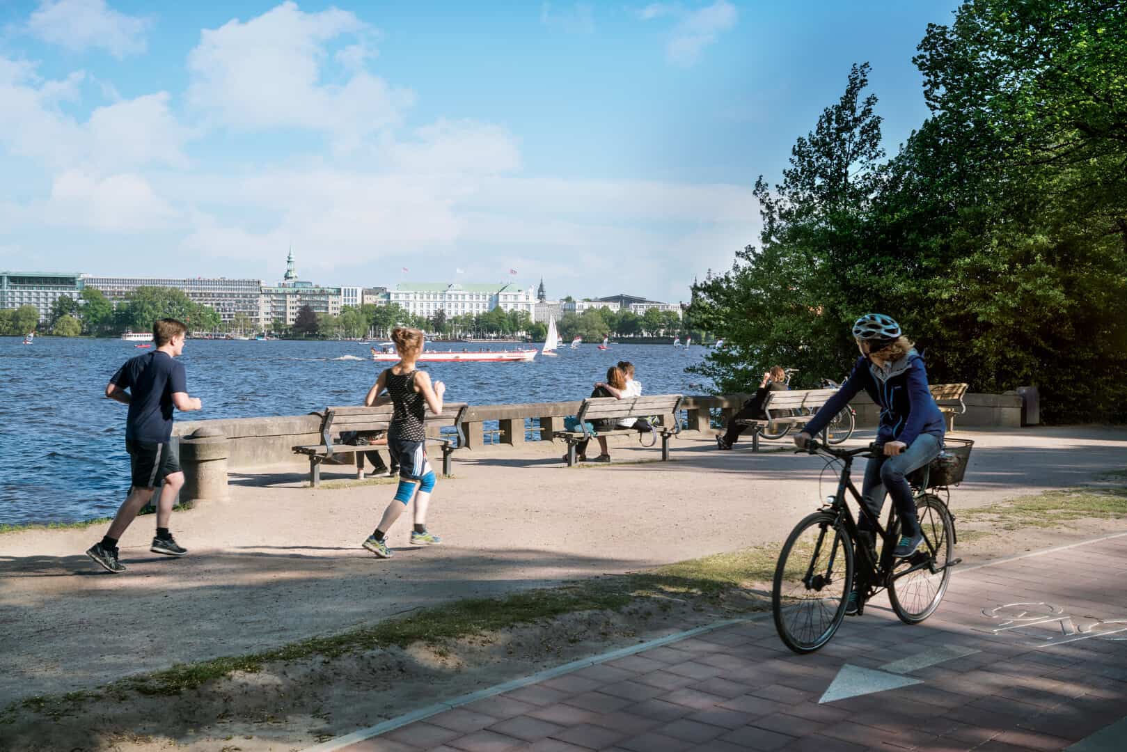 Jogger und Radfahrer an der Alster - Foto: Mediaserver Hamburg - Andreas Vallbracht