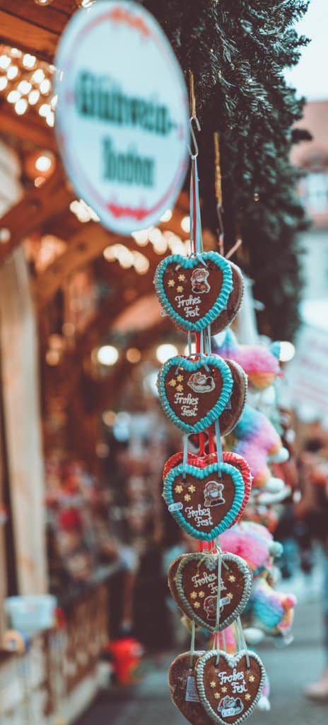 markus-spiske-gC-xJLPr-9M-unsplash Ausschnitt Gingerbread hearts hanging from an Mulled wine stand