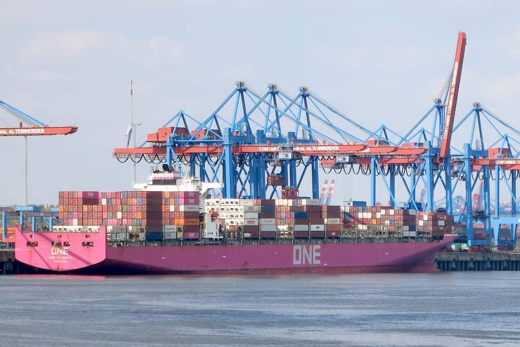 Containerschiff im Hafen am Terminal Altenwerder